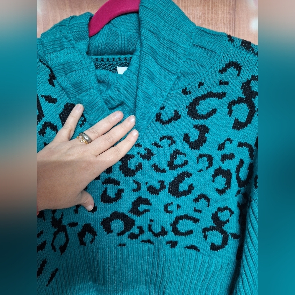NINE WEST SIZE SMALL BLUE LEOPARD PRINT SWEATER - Picture 2 of 4